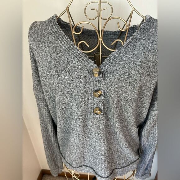 American Eagle gray neck long sleeve top with button detail  size XS/S - Picture 3 of 10